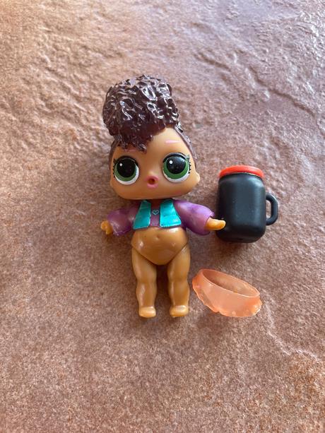 Lol babika hnedé vlasy,