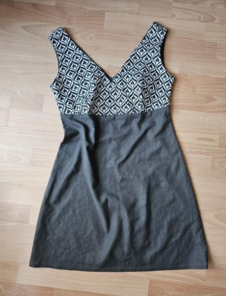 Pekné jednoduché šaty, 38