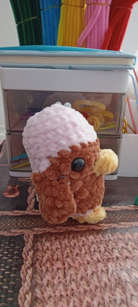 Hnedo ružová uháčkovaná sova, 