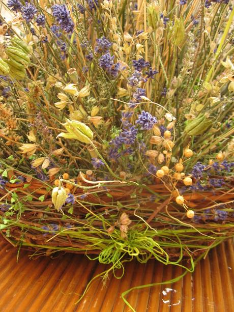 Kvetinovo-bylinný kôš "oltár pre prírodu", 