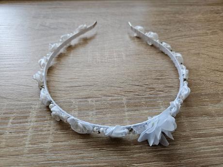 Biela kvetinková čelenka,