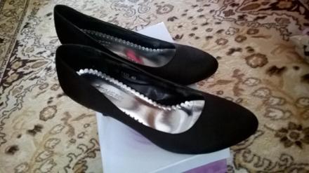 Čierne lodičky, 40