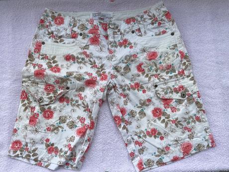 Šortky s ružičkami, s
