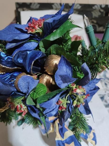 Modrá vianočná kytica so svetielkami,