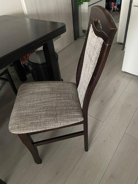 Predam kuchynský stol a 4 stoličky, 