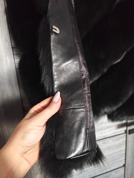 Krasna prava vesta z polarnej lisky, s