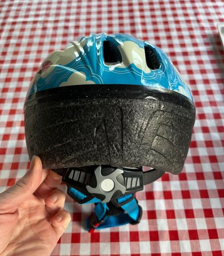 Cyklistická prilba, s