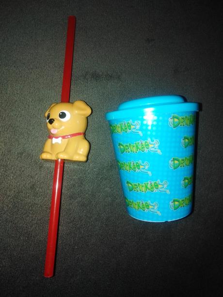 Hrajúci pohárik zo slamkou,