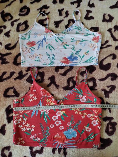 Cerveny a biely kvetinovy kratky top je velkost m,, calliope,m
