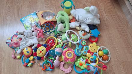 Hrkálka, knižky, hracky,