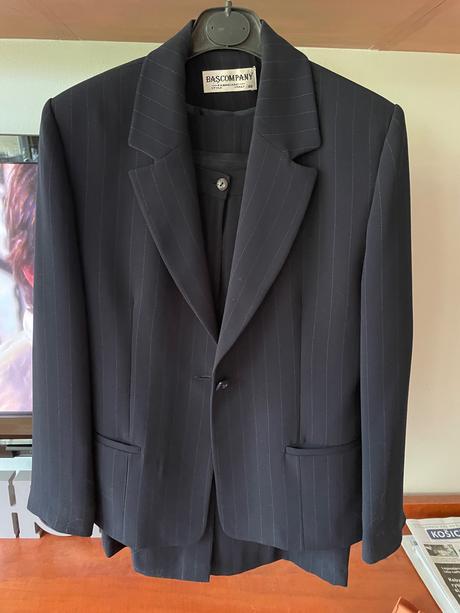 Tmavo modrý kostým - sako + nohavice + sukňa, 38