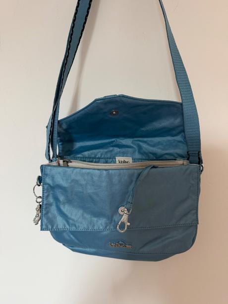 Kipling ..bledomodra kabelka..super stav, kipling