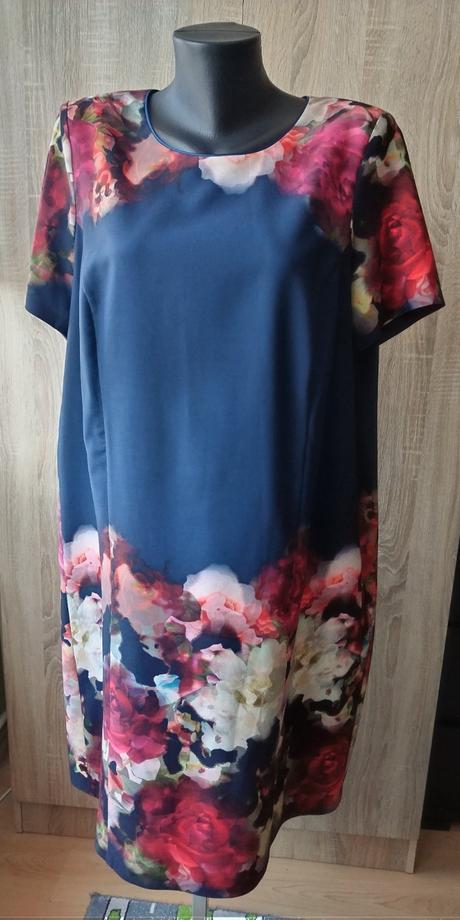 Elegantné tmavomodré kvetované šaty, 50