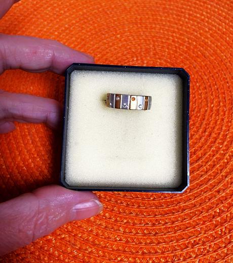 Dvojfarebný prsteň, 