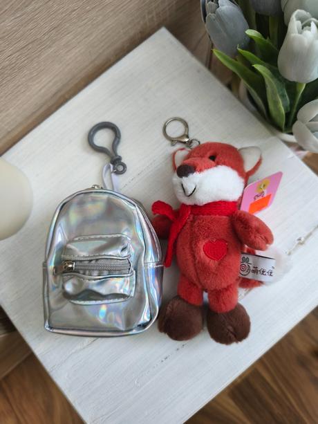 Kľúčenky ruksacik a líška spolu,