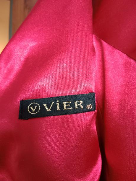 Červené spoločenské šaty, 40