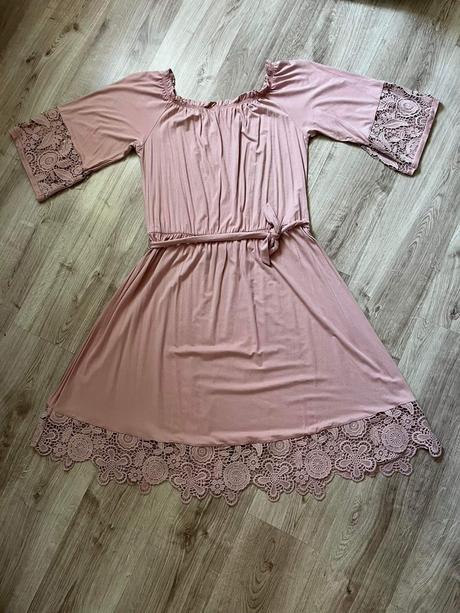 Krásne čipkované šaty, 50