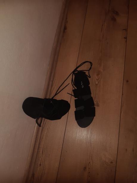 Obuv -gladiatorky krásne čierne velurové,ako nové, 39