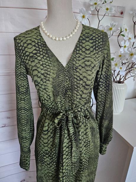 Krásne lahulinké šaty, 36