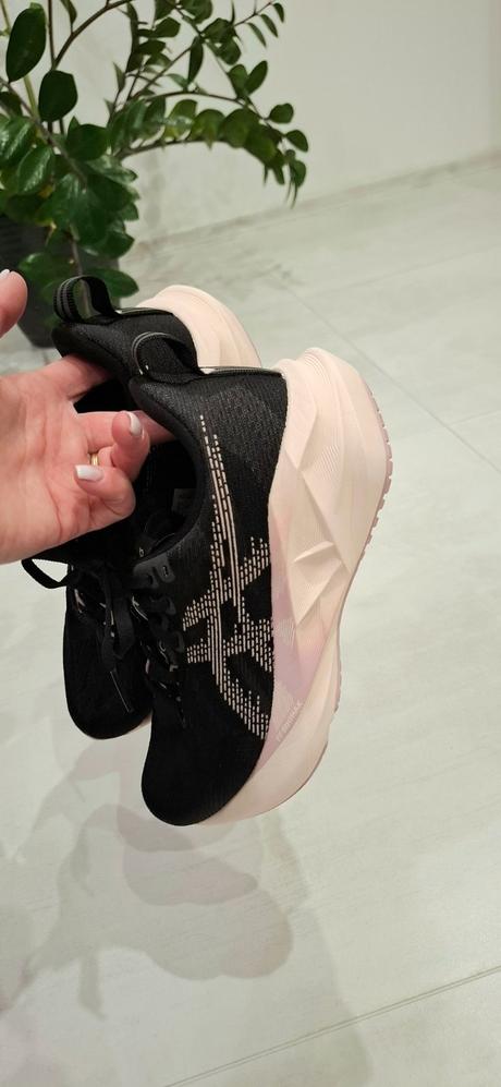 Dámske bežecké tenisky asics novablast 5, asics,37