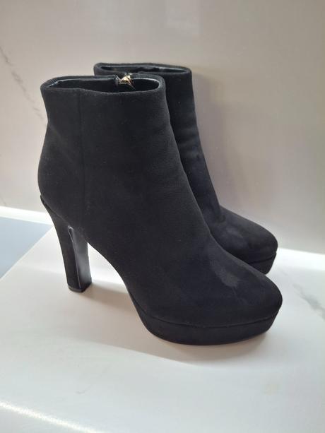 Miriase topanky na platforme, 37