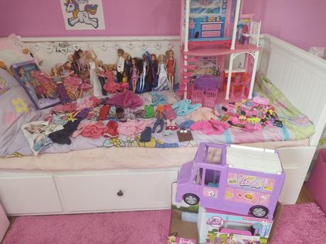 Domček barbie s doplnkami autom a konikmi,