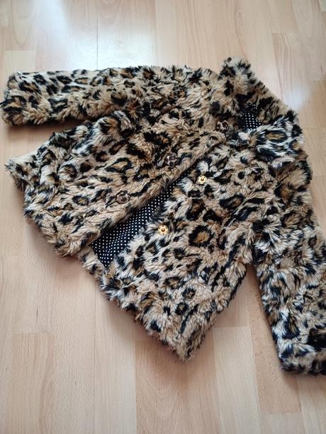 Teply kožúšok s nápisom trouble na chrbte, 110