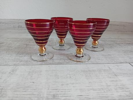 Poháre s červeného skla, 