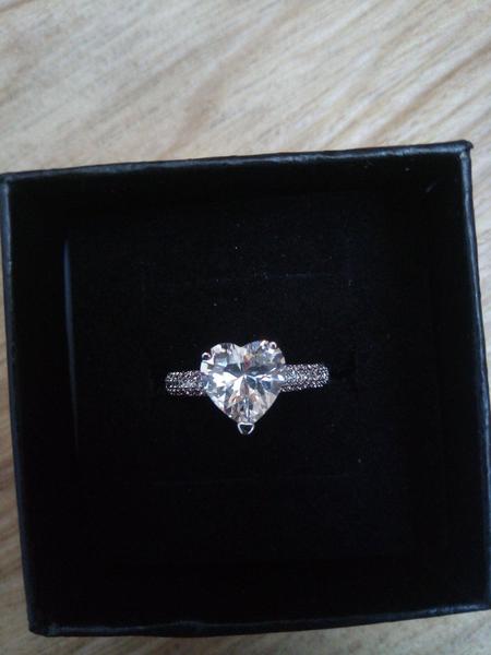 Zháňam, kúpim náušnice a náhrdelník.