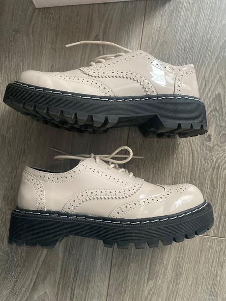 Topánky lakované béžové, 33