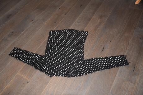 Veľmi pekný pulóvrik s flitrami, bodkami a mašľou, next,122