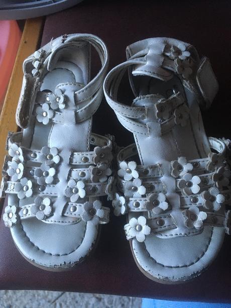 Kožené sandálky cup cake biele kvietky, deichmann,25