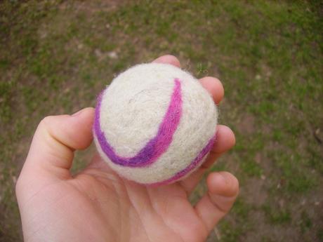 Vlnená loptička s hrkálkou pre mačku, 