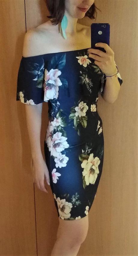 Šaty s volánom na ramenách, 36 / m / s