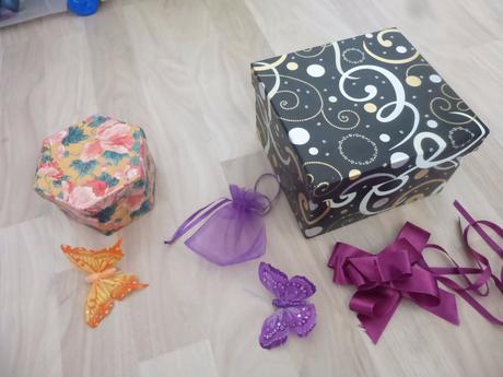 Darcekove krabicky a ozdoby,