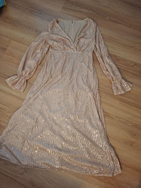 Spolocenske saty zaujimavej farby, s