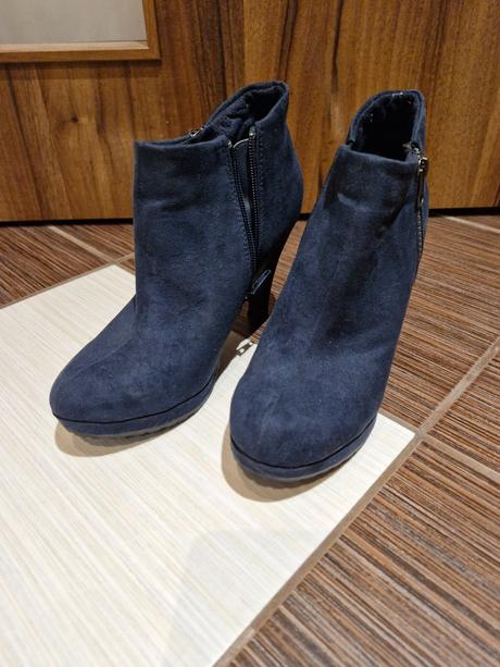 Tmavomodré topánky, 37