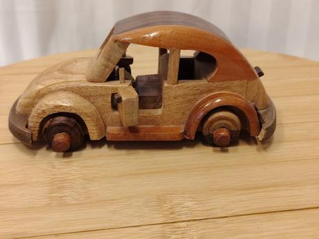 Umelecký vintage drevený model vw beetle 90. roky,