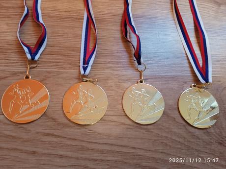 4 ks bežecké medaile zlaté, 
