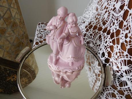 Dáma s pánom ružový porcelán soška, 