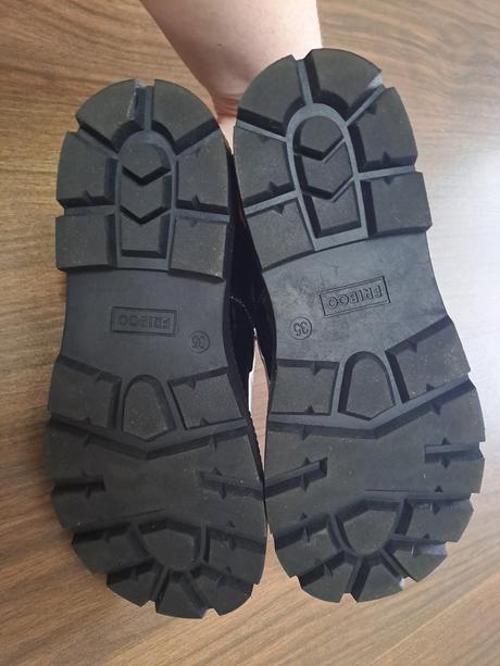 Cierne lakovane balerinky s remienkom v. 35, 35