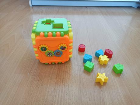 Kocka pre deti na vkladanie rôznych tvarov z plast, 