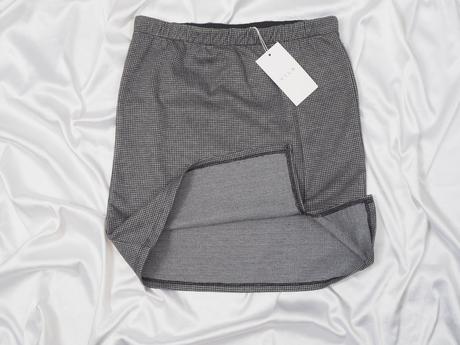 Kvalitná úpletová sukňa vila, s