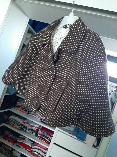 Úžasná kabátiková pelerínka, má otvory na ruky 2-6, prémaman,110