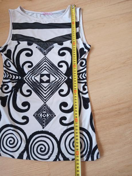 Zaujímavý elegantný top, s