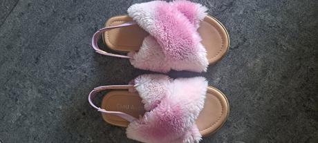 Ružové sandálky, 32