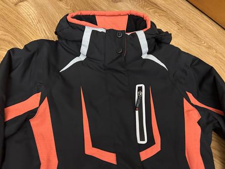 Lyžiarska bundách, 152