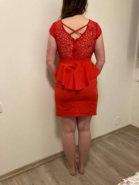 Červené šaty, s