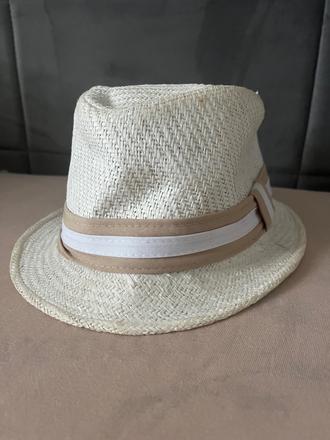 Slamený klobúk, 140