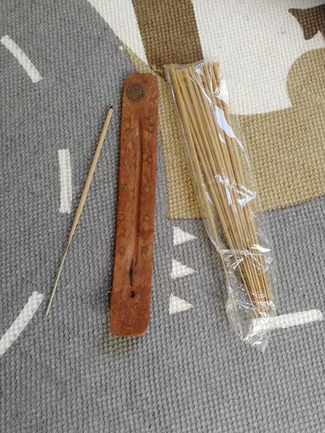 Vonné tyčinky so stojanom,